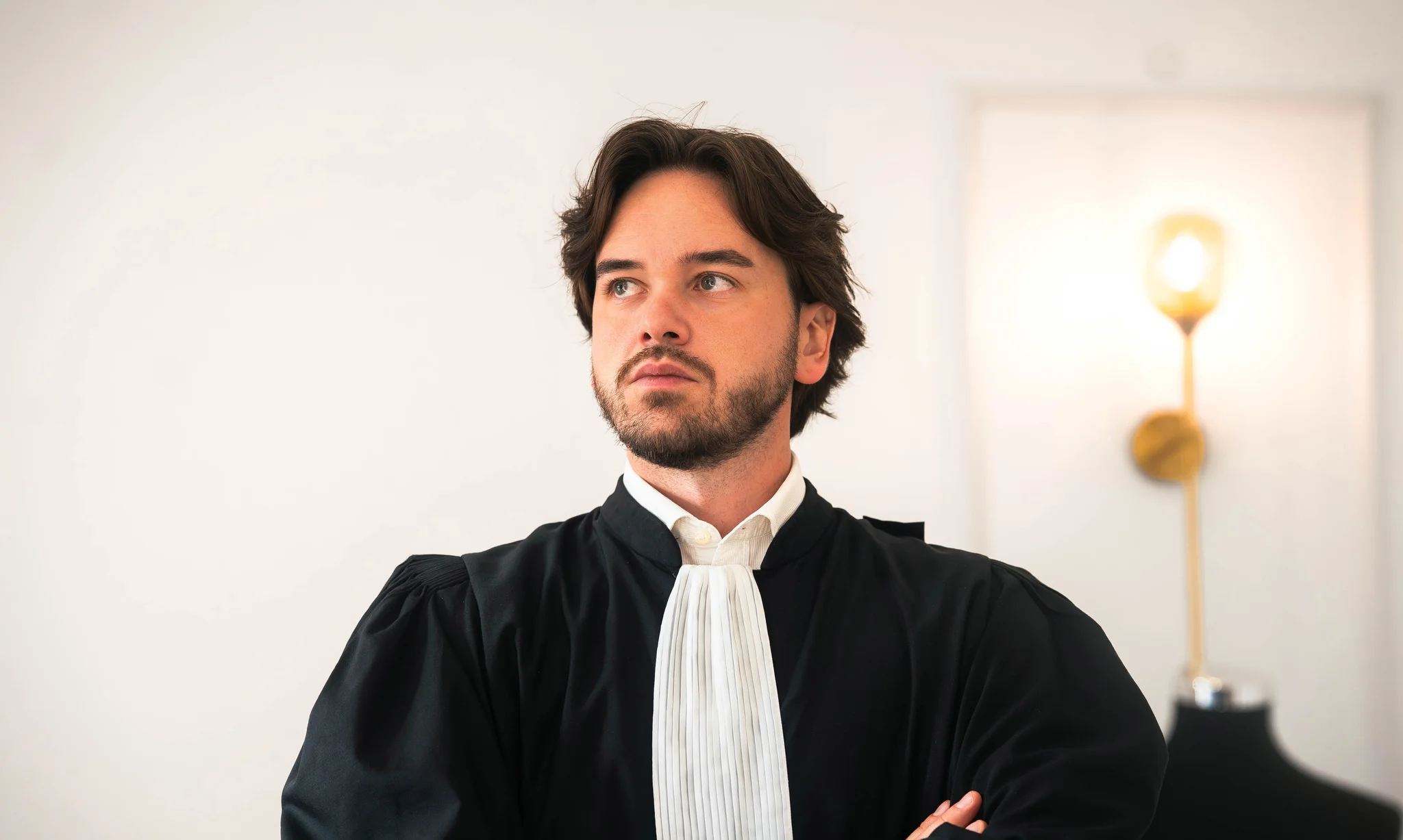 Maître Baptiste Morfin, avocat des victimes, en robe dans son cabinet