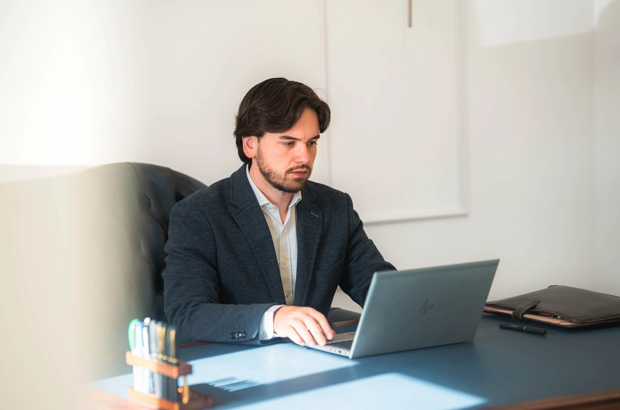 Maître Baptiste Morfin préparant une défense pénale à son bureau