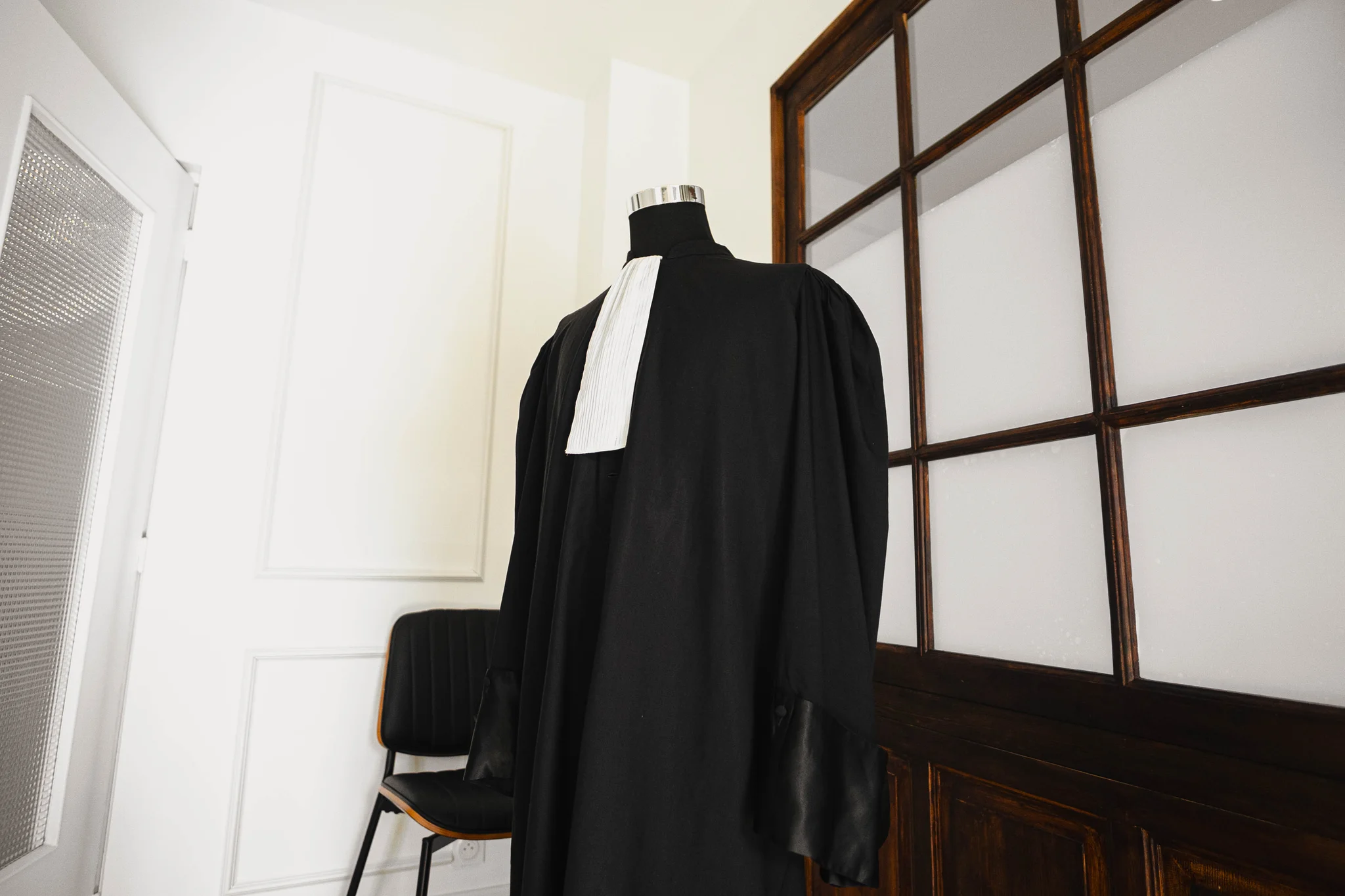 Robe d'avocat au Cabinet Morfin Avocat, avant l'audience