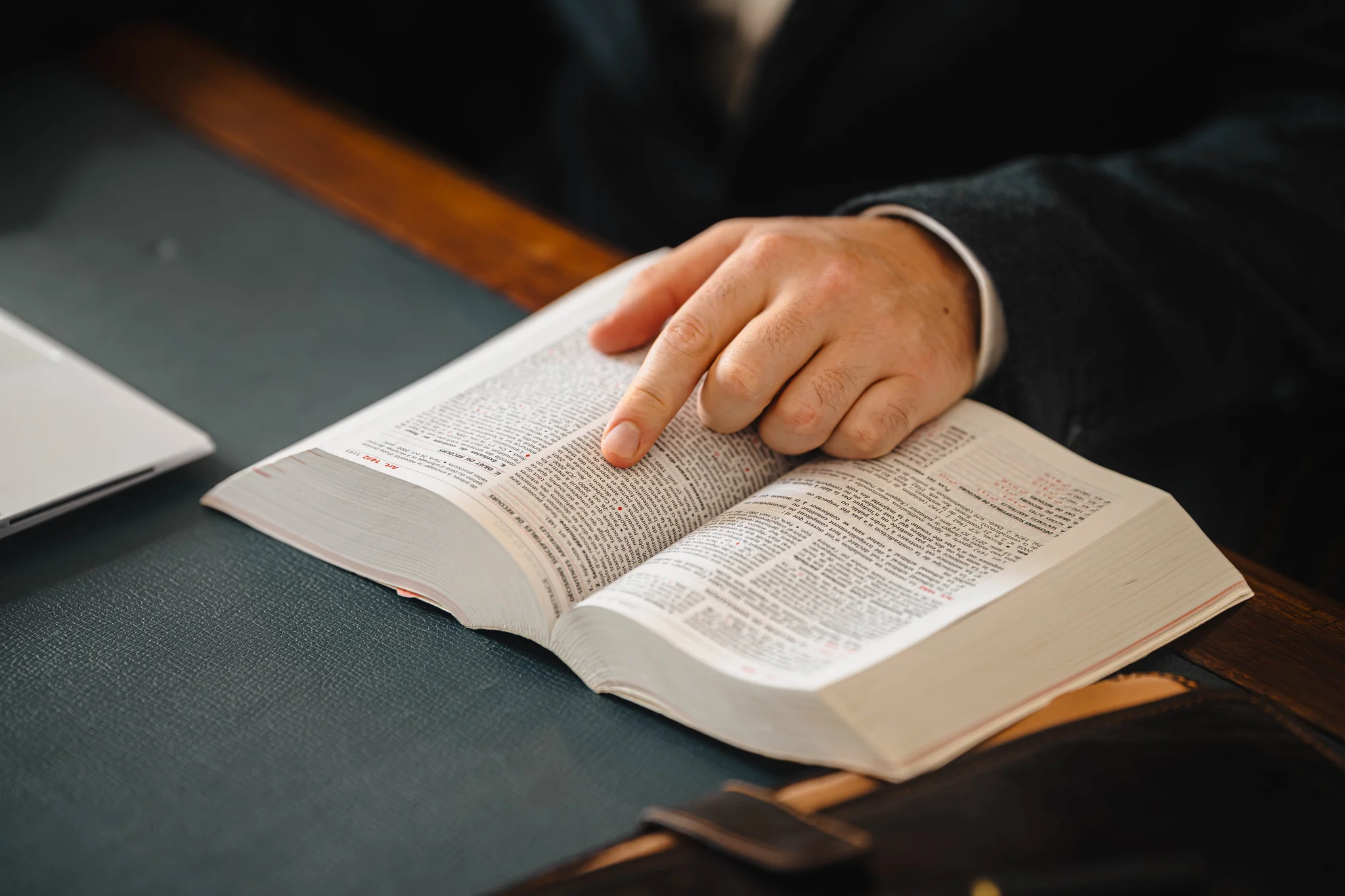 Avocat consultant un code pour préparer une plainte pénale