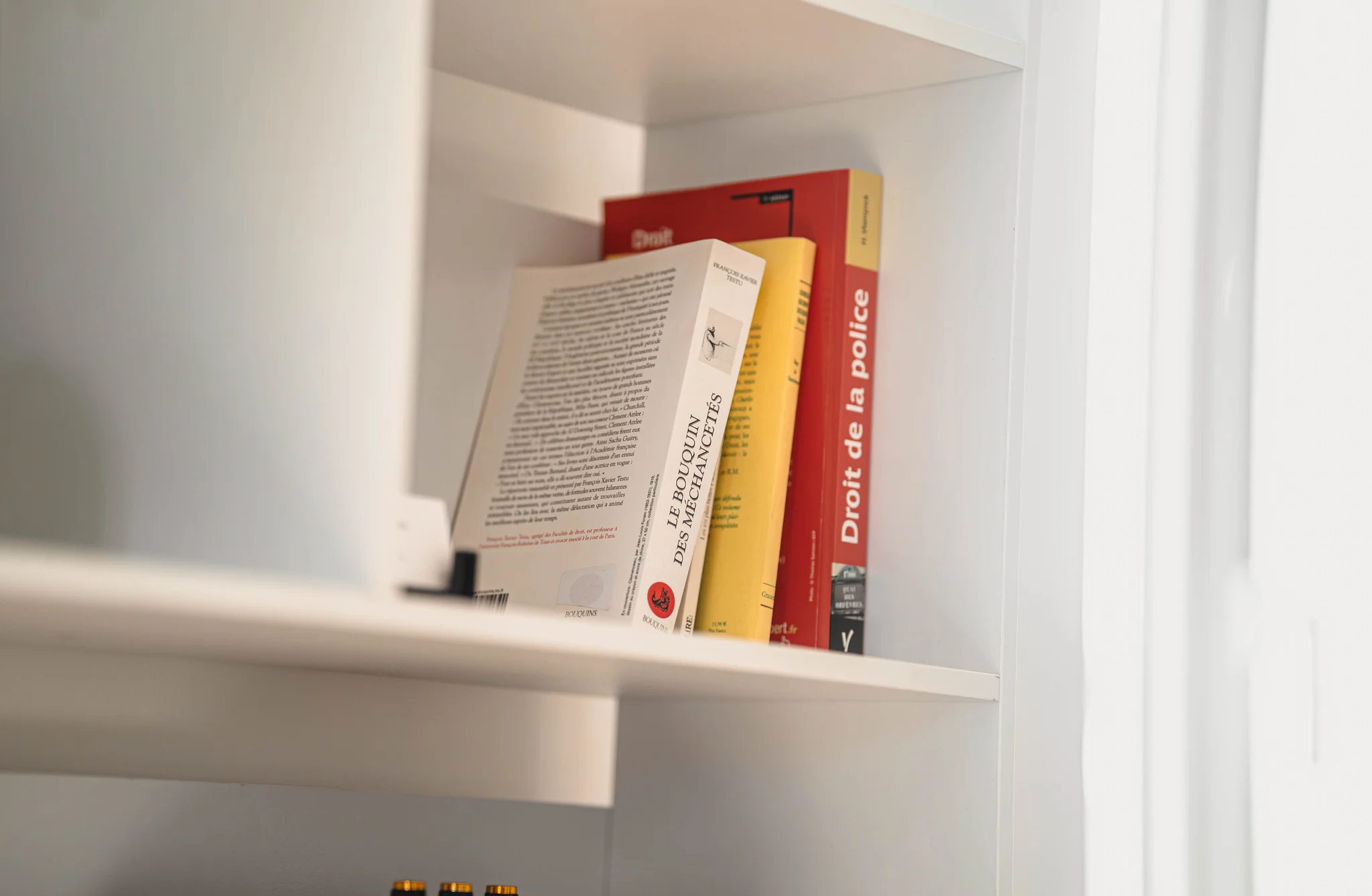 Ouvrages de droit pénal dans la bibliothèque du cabinet