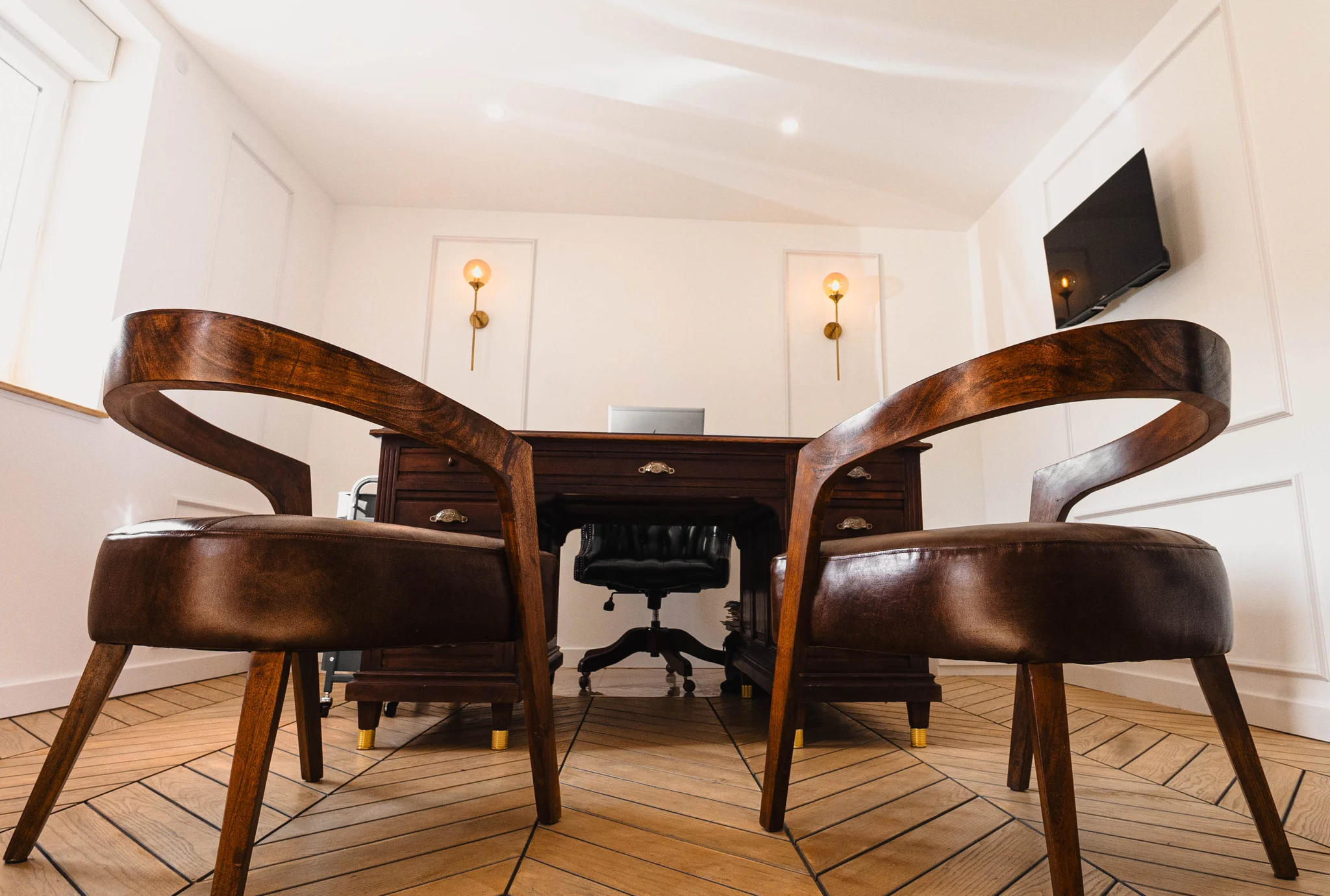 Fauteuils et bureau du Cabinet Morfin Avocat à Saint-Jean-de-Muzols