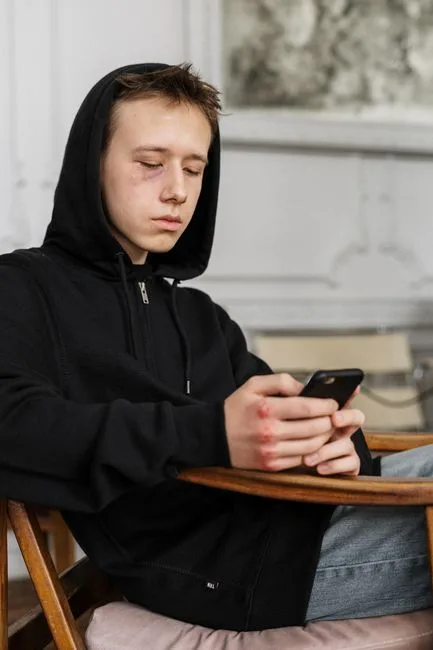 Adolescent victime de harcèlement scolaire et de cyberharcèlement