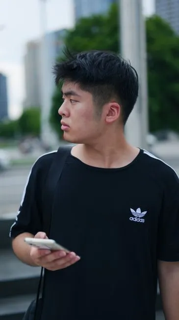 Adolescent devant son téléphone : cyberharcèlement et preuves à conserver